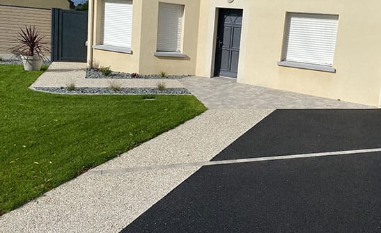 cours en bitume allée gravillons blancs stabilisés entrée en carrelage paysagiste vitré