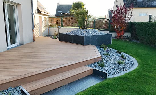 terrasse en bois marches en pierre massif empierré paysagiste vitré