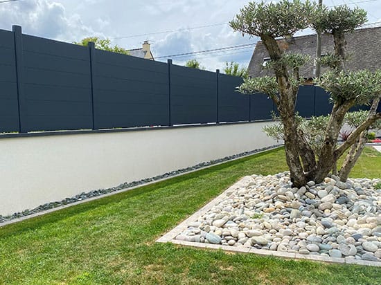 claustrat alu gris anthracite sur mur maison paysagiste vitré