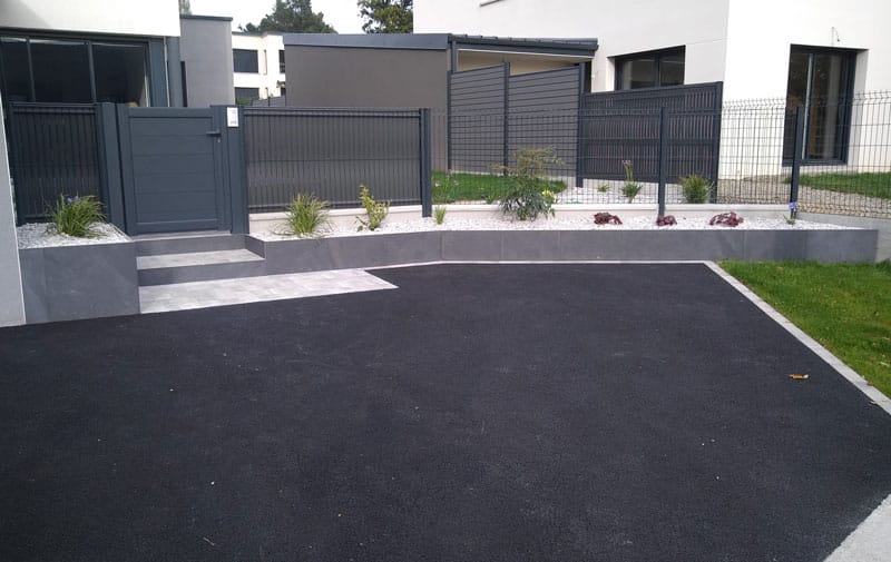 cour bitume noir parterre entrée maison ardoise grise carrelage gris clair portail alu gris foncé
